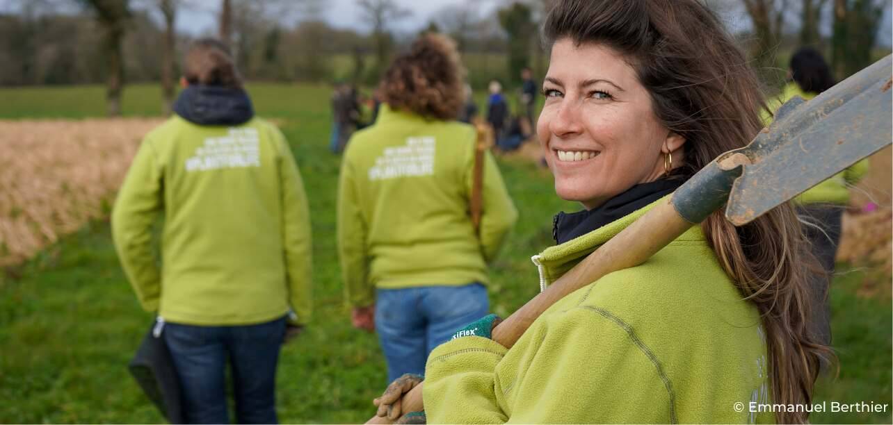 Mujer con herramienta de jardinería