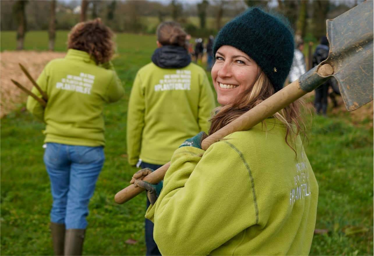 Mujer con herramienta de jardinería